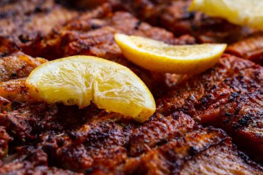 Taze balık ızgara doku. Bir dilim sulu limon ile ızgara somon