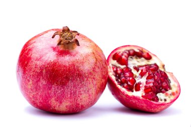 Beyaz arka planda izole kırmızı tohumlar ile olgun nar ve kırpma yolu 