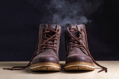 Hoş olmayan kokusuyla kirli botlar. Uzun yürüyüşler ve aktif yaşam tarzından sonra terli ayakkabılar. Ayakkabı temizlik ve koku giderme ihtiyacı. Ayakkabı Bakımı ve parlaklık 