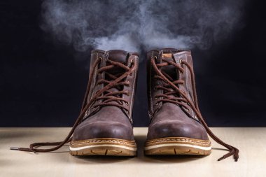Hoş olmayan kokusuyla kirli botlar. Uzun yürüyüşler ve aktif yaşam tarzından sonra terli ayakkabılar. Ayakkabı temizlik ve koku giderme ihtiyacı. Ayakkabı Bakımı ve parlaklık 