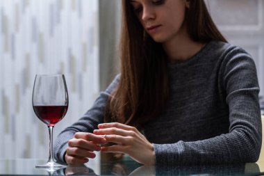 Alyans parmak dan çekerek ve bir g içme boşanmış kadın