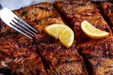 Taze balık ızgara doku. Bir dilim sulu limon ile ızgara somon