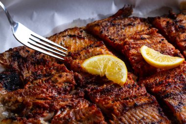 Taze balık ızgara doku. Bir dilim sulu limon ile ızgara somon