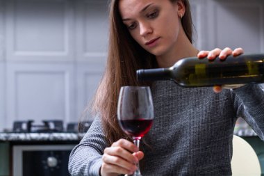 Depresif, boşanmış ağlayan kadın hom mutfakta tek başına oturan