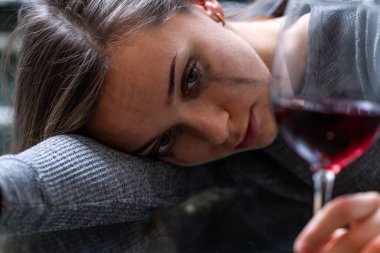 Depresif, boşanmış ağlayan kadın hom mutfakta tek başına oturan