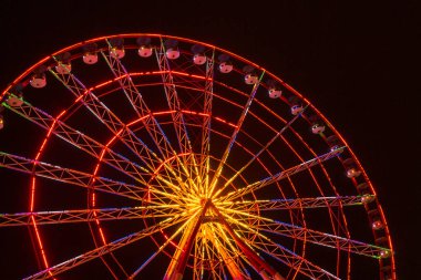 Gecenin bir kısmı yüksek, parlayan dönme dolabı. Batum, Gürcistan  