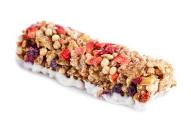 İzole müsli ve Granola bar. Sağlıklı, fitness, tatlı tatlı snack ve lif yiyecek. Mısır gevreği granola bar meyve ve çilek beyaz bir arka plan üzerinde 