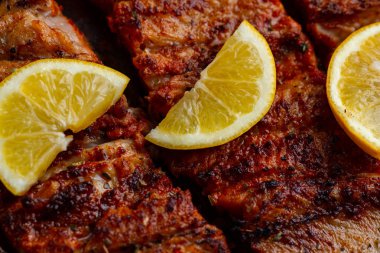 Taze balık ızgara doku. Bir dilim sulu limon ile ızgara somon