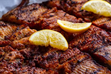 Taze balık ızgara doku. Bir dilim sulu limon ile ızgara somon