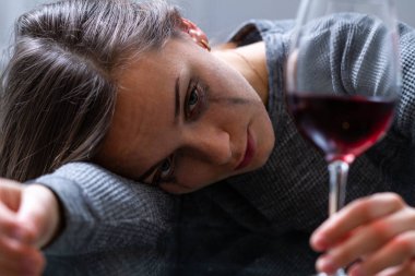 Depresif, boşanmış ağlayan kadın hom mutfakta tek başına oturan