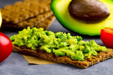 Avokado krem ve çavdar gevrek ekmek için meze ile avokado sandviç. Fiber, fitness ve diyet gıda.
