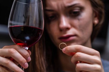 Ağlıyor, holding ve bir nikah yüzüğü arıyorum kadın boşanmış ve