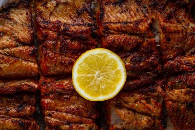 Sulu limon bir parça ile taze balık ızgara doku