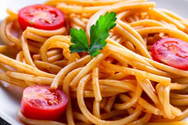 Baharat, domates sosu, maydanoz ve sebze ile lezzetli, ev yapımı spagetti dokusu. İtalyan gıda ve makarna arka plan. 