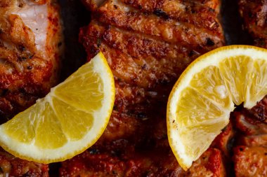 Taze balık ızgara doku. Bir dilim sulu limon ile ızgara somon