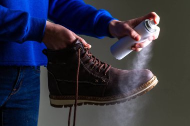 Bir kişi temizlik ve erkek süet rahat Bo üzerinde Ajan püskürtme