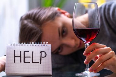 Kadın alkolizm kavramı. Alkol bağımlılığı tedavisi. Boo 'yu bırak.