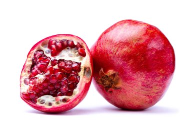 Beyaz arka planda izole kırmızı tohumlar ile olgun nar ve kırpma yolu 