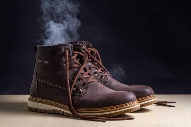 Hoş olmayan kokusuyla kirli botlar. Uzun yürüyüşler ve aktif yaşam tarzından sonra terli ayakkabılar. Ayakkabı temizlik ve koku giderme ihtiyacı. Ayakkabı Bakımı ve parlaklık 