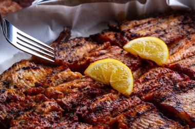 Taze balık ızgara doku. Bir dilim sulu limon ile ızgara somon