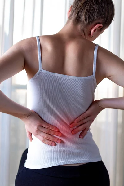 年轻女子颈部疼痛和背痛 伸展肌肉 — 图库照片