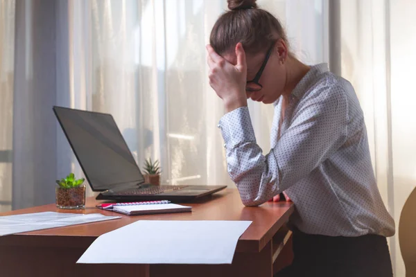 Mujer de negocios cansado con dolor de cabeza sentirse enfermo, infeliz durante — Foto de Stock