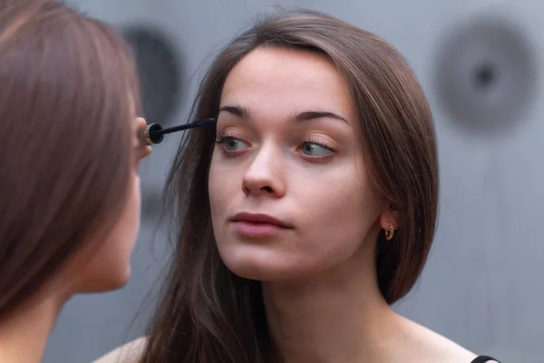 Young Attractive Brown Hair Woman Applying Black Mascara Eyelash Makeup — Stock Photo, Image