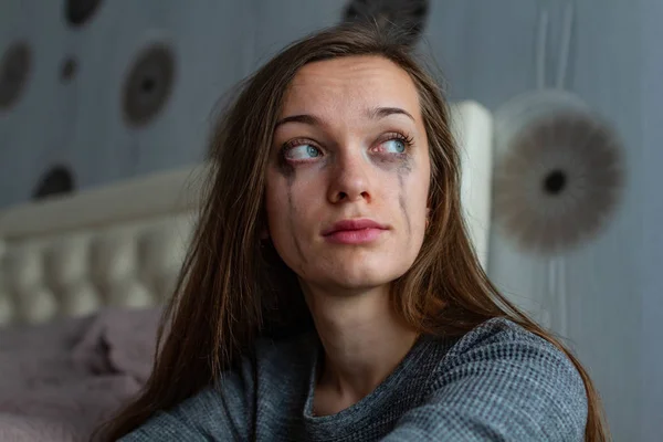 孤独的女人坐在床边哭泣 因为工作中的问题和人际关系上的烦恼 家庭暴力 妇女暴力 生活问题 — 图库照片