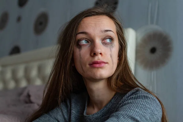 Mujer Deprimida Triste Solitaria Sentada Cerca Cama Llorando Debido Problemas — Foto de Stock