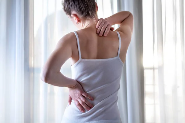 Jeune Femme Souffrant Douleurs Cou Maux Dos Étirant Les Muscles — Photo