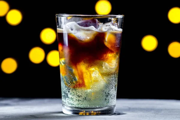 Uppfriskande Cocktail Med Isbitar Och Läsk Bubblor Bakgrunden Lampor Iskaffe — Stockfoto