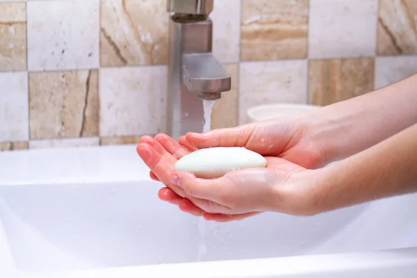 手指衛生です 浴室の人は洗浄と石鹸で手を洗う — ストック写真