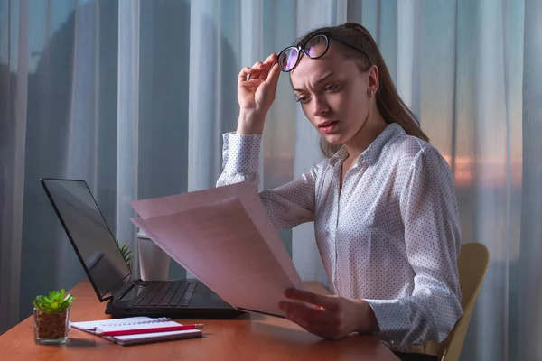 Mujer de negocios confusa y frustrada que tiene problemas con el documento — Foto de Stock