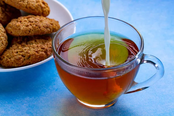 Petit Déjeuner Avec Biscuits Avoine Verser Lait Dans Une Tasse — Photo