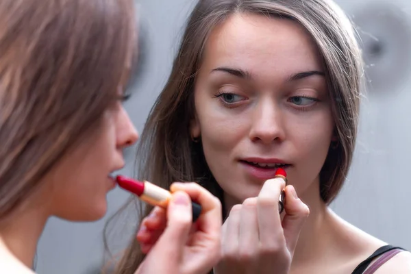 Mujer Joven Atractiva Cabello Castaño Aplicando Lápiz Labial Rojo Para — Foto de Stock