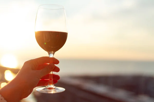 Een Glas Rode Wijn Bij Zonsondergang — Stockfoto