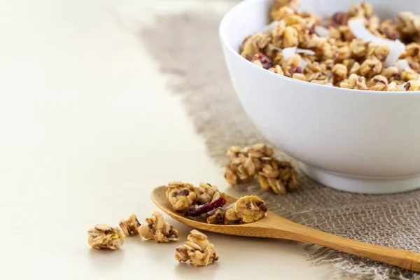 Cereales Secos Tazón Granola Crujiente Miel Con Semillas Lino Arándanos — Foto de Stock