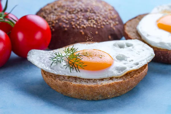 自家製の揚げ鶏の卵とパンは青い背景の朝食のスパイスと塩を振りかけた タンパク質食品 卵サンドイッチ — ストック写真