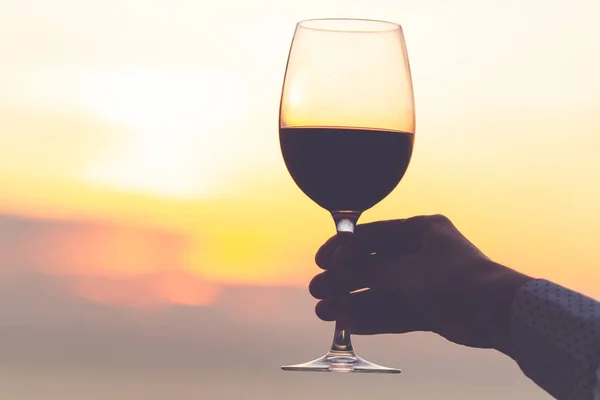 Een Glas Wijn Hand Bij Zonsondergang Avond — Stockfoto