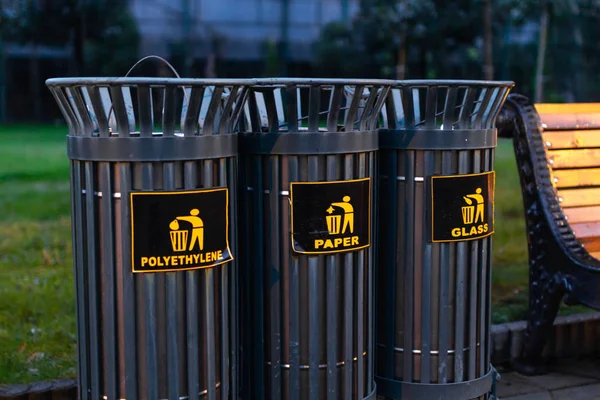 Separação Resíduos Lixeira Para Papel Vidro Polietileno Parque Cidade — Fotografia de Stock