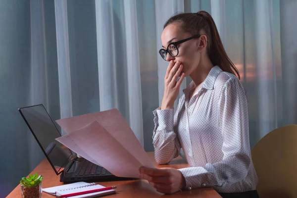 Mujer de negocios confusa y frustrada que tiene problemas con el documento — Foto de Stock