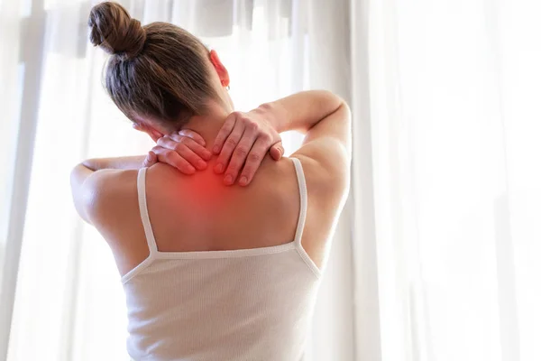 Junge Frau Massiert Ihren Hals Weil Sie Unter Nackenschmerzen Leidet — Stockfoto