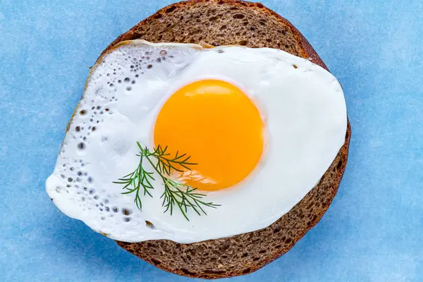 Ovo Galinha Caseiro Frito Com Pão Endro Fresco Para Pequeno — Fotografia de Stock