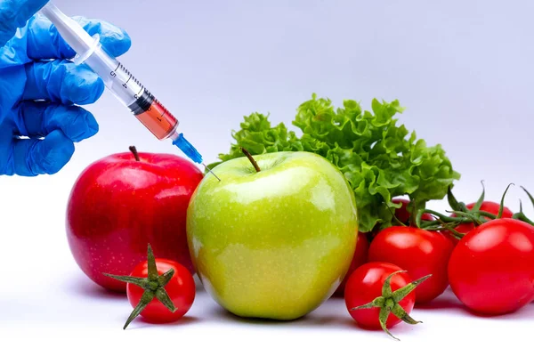 농약과 질산염 야채와 과일에 주사기로 됩니다 Gmo 유전자 변형된 체입니다 — 스톡 사진
