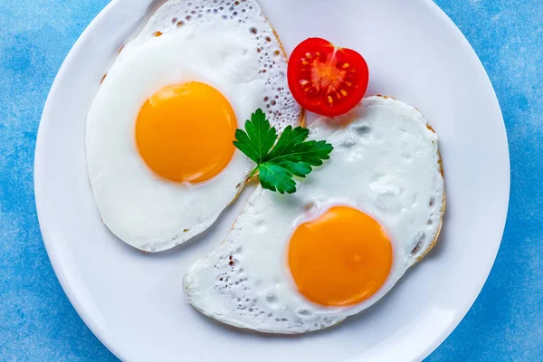 Huevos Pollo Fritos Caseros Con Perejil Fresco Tomate Cherry Plato —  Fotos de Stock