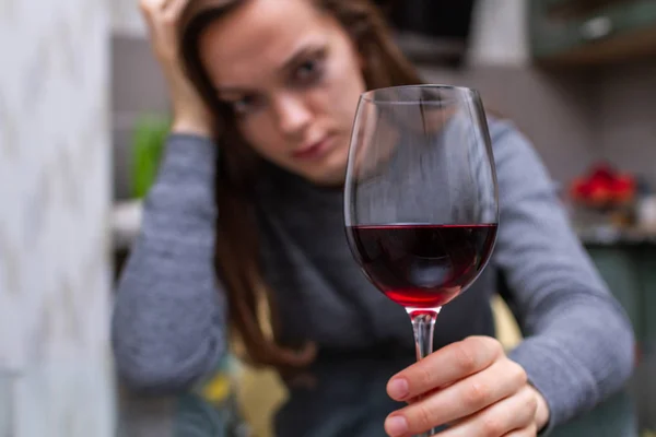 Депресія, розлучена плачуча жінка сидить на кухні вдома — стокове фото