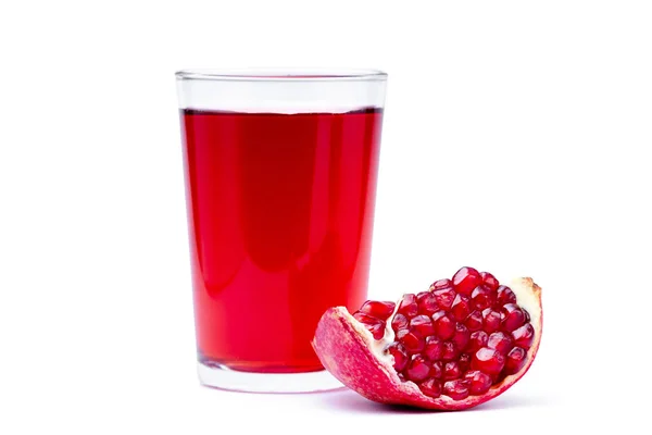 新鮮な健康的なザクロ ジュース 白い背景で隔離赤い種子が熟したザクロの果実の半分のガラス — ストック写真