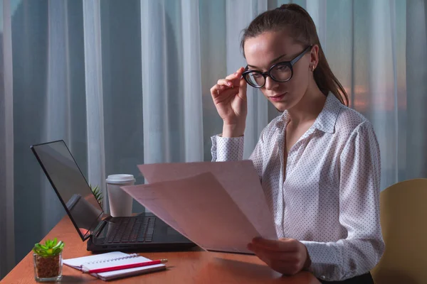 Geschäftig, junge Geschäftsfrau mit Brille liest und checkt — Stockfoto