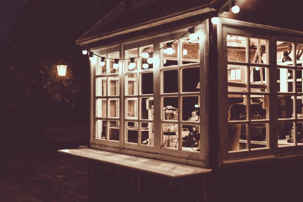 Iluminada Pequena Casa Com Café Local Dentro Noite — Fotografia de Stock