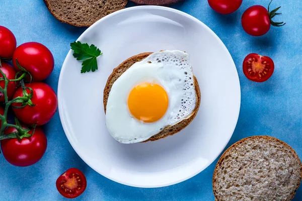 Ovos Frango Caseiros Frescos Fritos Prato Com Salsa Tomate Cereja — Fotografia de Stock